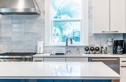 Downtown Historic District House | Chic+Eco Friendly! Chefs Kitchen Quick Walk to Old City and Public Park!
