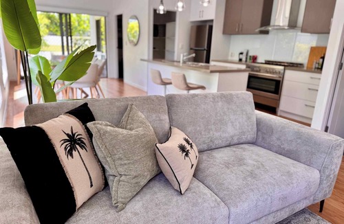 Scarborough House | Chic Family Friendly 4BR Redcliffe Retreat & BBQ