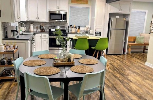 Waco House | Chic Family Retreat + hot tub/large yard - 5 min to Magnolia & Baylor