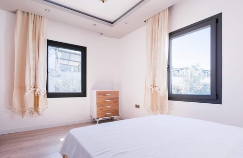 Bodrum City Center Apartment | Chic Flat w Balcony 3 min to Beach in Bodrum