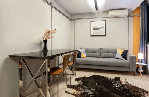 Osmanbey Apartment | Chic Flat w Balcony in Sisli Near Nisantasi City's