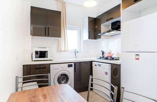 Turgutreis City Center Apartment | Chic Flat w Terrace 3 min to Beach in Bodrum