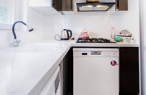 Turgutreis City Center Apartment | Chic Flat w Terrace 3 min to Beach in Bodrum