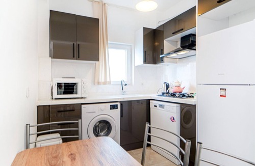 Turgutreis City Center Apartment | Chic Flat w Terrace 3 min to Beach in Bodrum