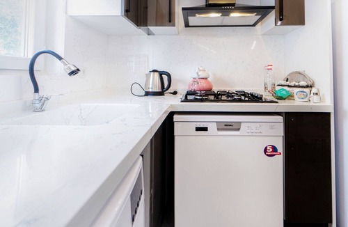 Turgutreis City Center Apartment | Chic Flat w Terrace 3 min to Beach in Bodrum