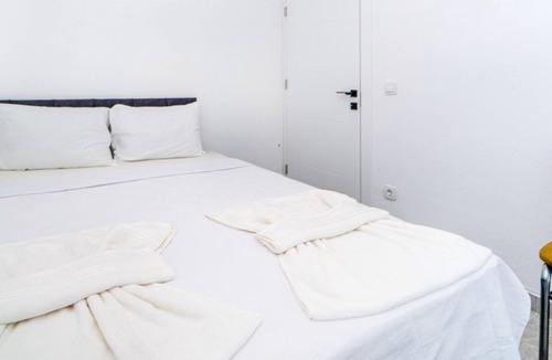 Turgutreis City Center Apartment | Chic Flat w Terrace 3 min to Beach in Bodrum