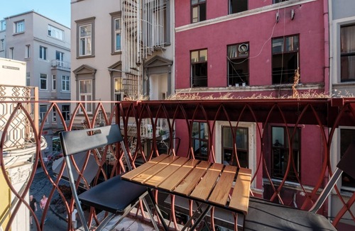 Taksim Apartment | Chic Flat with Balcony 5 min to Taksim Sq