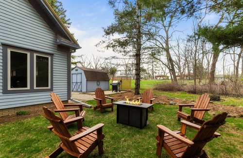 Green Lake House | Chic Getaway | Fireplaces & Ensuite Bedrooms