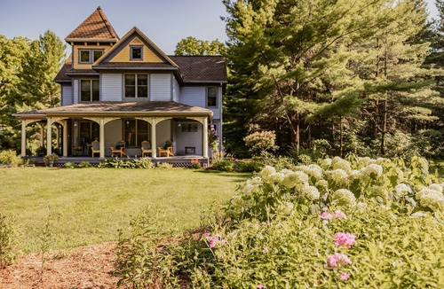 Green Lake House | Chic Getaway | Fireplaces & Ensuite Bedrooms