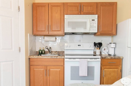 Groton Apartment | Chic Groton Studio Cozy and Modern. Close to Casinos, Navy Base, Mystic & More