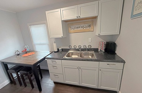 Westside Apartment | Chic Hideaway in Tipperary Hill