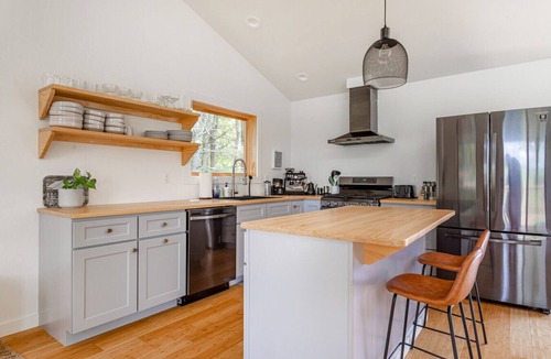 Callicoon House | Chic Home w/Fireplace & Beautiful Sunsets