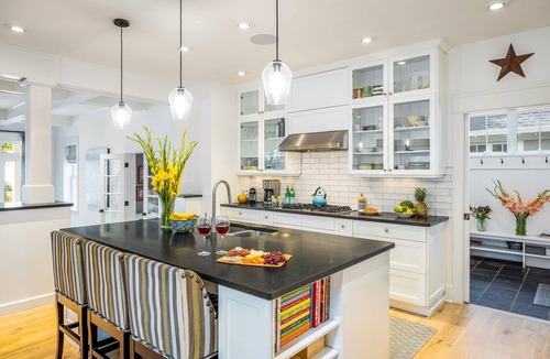 Newlands House | Chic Home with Stunning Patio, 5-min drive to Downtown