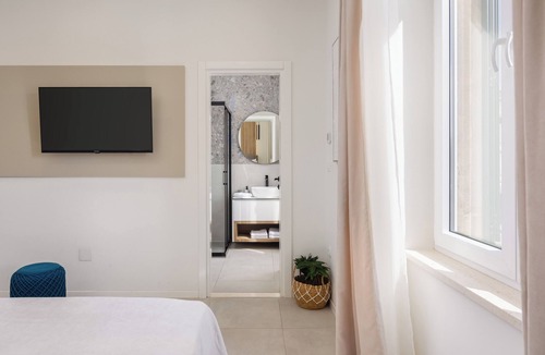 Split Hotel | Chic hotel suite with WiFi and AC in Split city centre