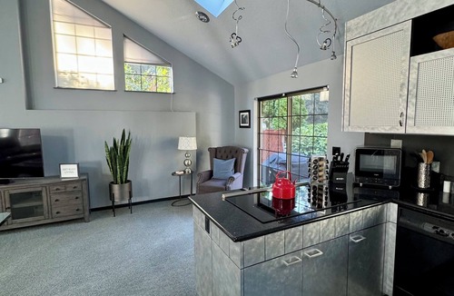 Southeast Eugene House | Chic house in Eugene U of Oregon/Autzen/Hayward Field - Tix avail UCLA/NW/UW