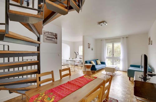 Guyancourt House | Chic house with babyfoot and gym