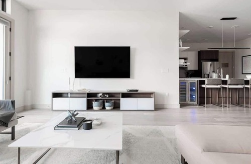 Jefferson Park Condo | Chic King Suite | Balcony+Downtown Views | Tesoro