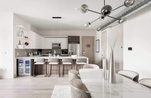 Jefferson Park Condo | Chic King Suite | Balcony+Downtown Views | Tesoro