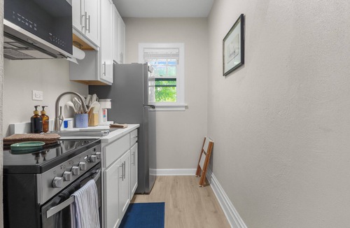 Lake Forest Apartment | Chic Lake Forest Studio Getaway, Walk to Downtown!