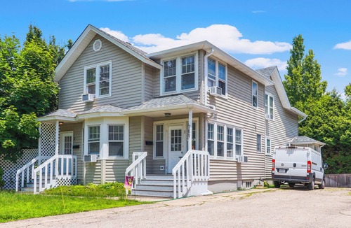 Lake Forest Apartment | Chic Lake Forest Studio Getaway, Walk to Downtown!