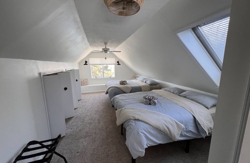 Hamburg Township Cottage | Chic Lakefront Cottage near Ann Arbor