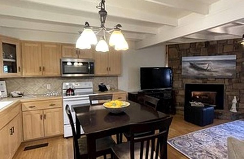 Mount Ida Cottage | Chic Lakefront Cottage with Hot-Tub Perfect for Water Activities in Mount Ida, Arkansas