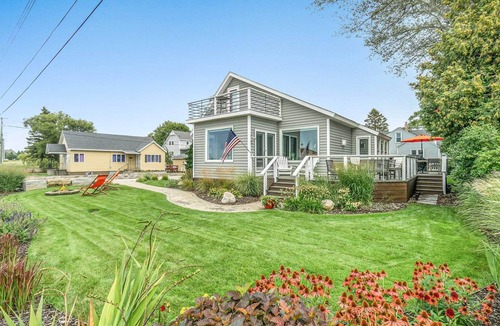 Manistee Cottage | Chic Manistee Cottage: Steps to Lake Michigan!