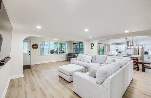 Micanopy House | Chic Micanopy Getaway w/Pool & Pool Table!