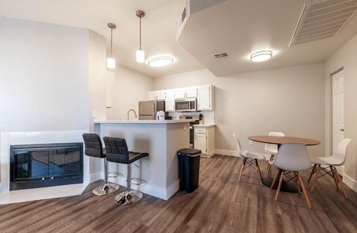 Greenbell Apartment | Chic Modern 1BR Apartment at Lookout Mountain by Stay Gia