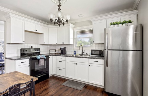 Acton House | Chic Modern 2BR Retreat w/Yard, Laundry & SmartTV