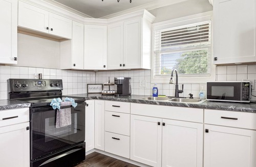Acton House | Chic Modern 2BR Retreat w/Yard, Laundry & SmartTV