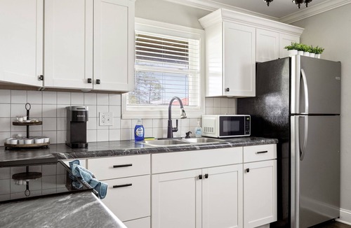 Acton House | Chic Modern 2BR Retreat w/Yard, Laundry & SmartTV