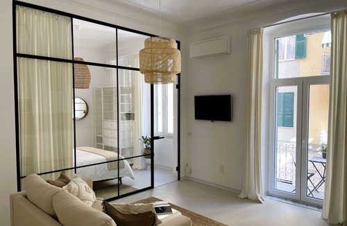 La Spezia Historic Centre Apartment | Chic & modern for groups & families-10 guests, in city center with 2 balconies