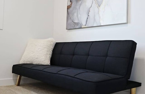 Southwest Edmonton House | Chic Modern Home|King Bed|Fireplace|Disney+