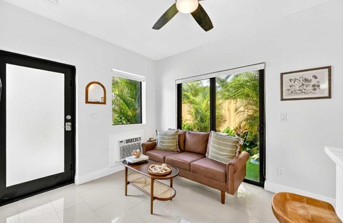 Beverly Heights Apartment | Chic Modern Studio with Queen Bed