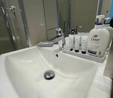 London Borough of Hounslow Apartment | Chic Modern Studio Apartment near Heathrow Airport