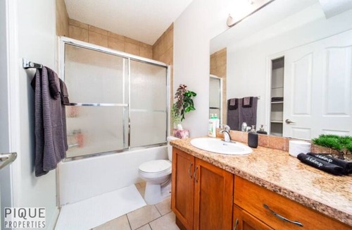 Jasper Place House | Chic Modern Vibes - Sleeps 6 - Netfix - Wifi - Long Stays