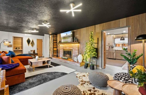 Newberg House | Chic Newberg Oasis: Mid-Century, Hot Tub, Fire Pits, Luxury Amenities