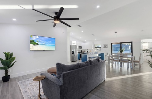 Jacarandas House | Chic Newly Built Vacation Escape with Canal view