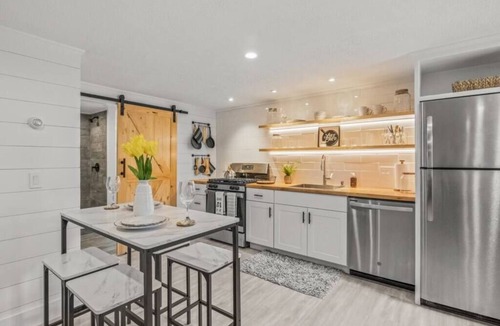Dennis Apartment | Chic Pool Condo Near Mayflower Beach
