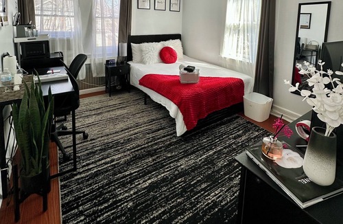 Hicksville Cabin | 💎 Chic Private Room 🛜 Fast Wi-Fi 👣Near LIRR & Shops