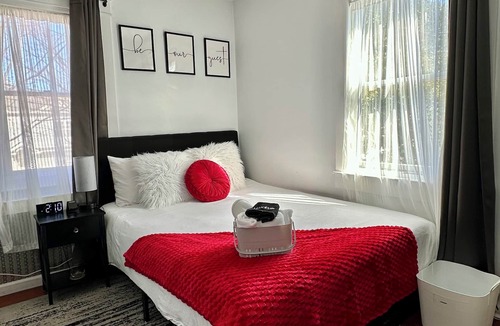 Hicksville Cabin | 💎 Chic Private Room 🛜 Fast Wi-Fi 👣Near LIRR & Shops