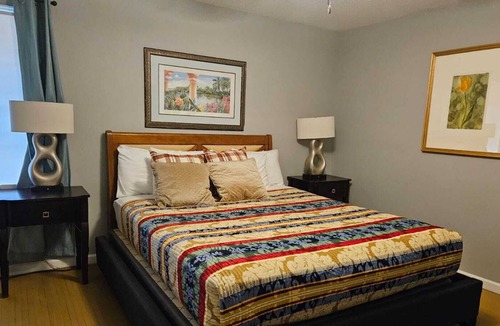 Whitehaven House | Chic Rancher 7BR Compound Near Graceland &Airport