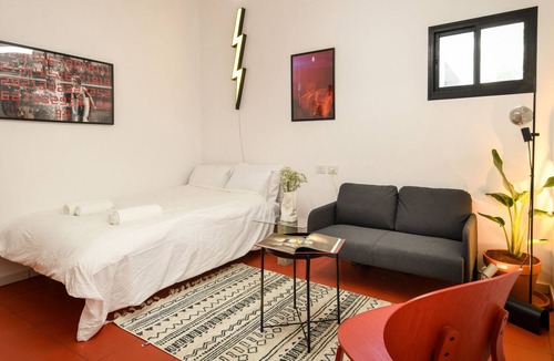 Haifa Apartment | Chic Red Studio near Talpiot Market