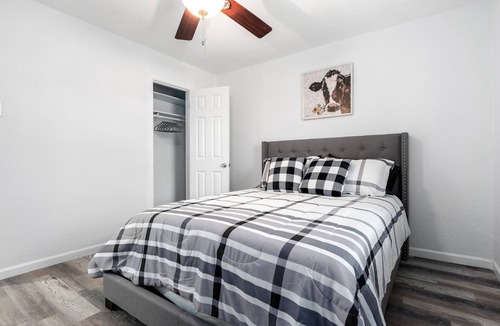 Temple House | Chic Remodeled Modern 3/2 Walk to Shopping, 1 Mile to BSW