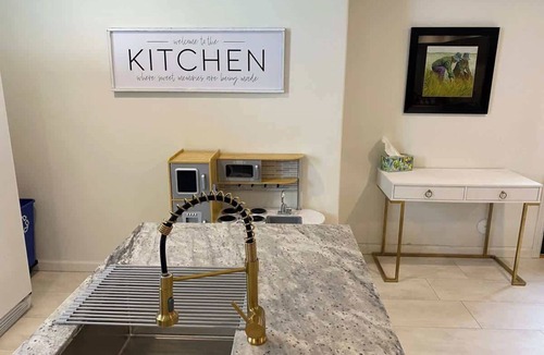 Orem House | Chic Retreat: Your Cozy Getaway with Waffles too!