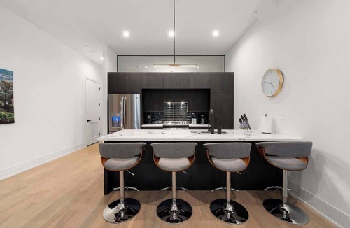 Downtown Chicago Apartment | Chic River North 2BD Condo with Parking & Balcony