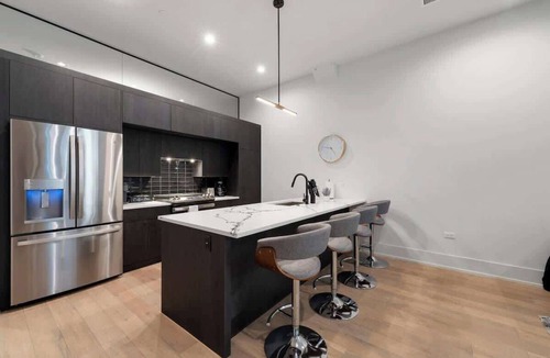 Downtown Chicago Apartment | Chic River North 2BD Condo with Parking & Balcony