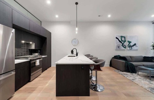 Downtown Chicago Apartment | Chic River North 2BD Condo with Parking & Balcony