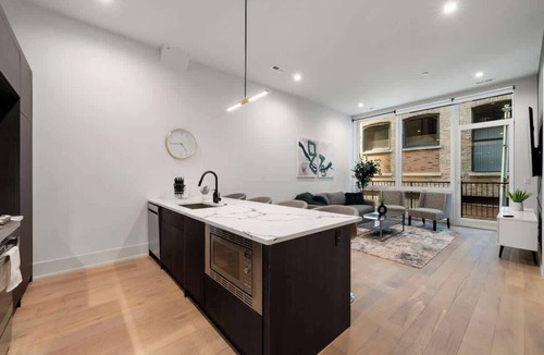 Downtown Chicago Apartment | Chic River North 2BD Condo with Parking & Balcony